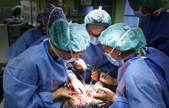 El Hospital Universitario Nuestra Señora de la Candelaria, en Tenerife, ha realizado desde 2009 unas 120 operaciones de cirugía citorreductora y quimioterapia hipertérmica, una técnica que puede aumentar la supervivencia y calidad de vida en pacientes afectados por tumores abdominales. EFE/Ramón de la Rocha