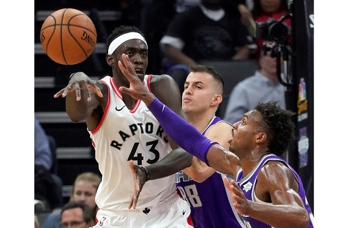 Los Raptors consolidan su mejor marca de la NBA; los Spurs y los Grizzlies, el liderato
El alero camerunés Pascal Siakam (i) de Toronto Raptors el pasado miércoles durante un partido de la NBA. EFE