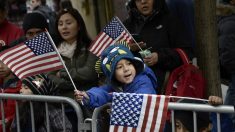 Miles rinden tributo a los veteranos en gran desfile en Nueva York