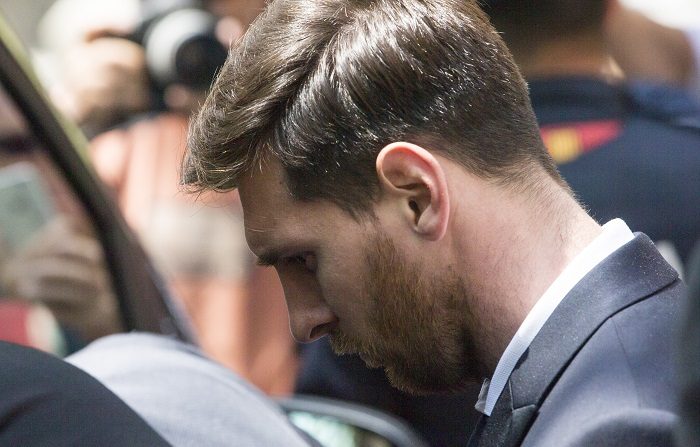 El jugador del FC Barcelona Lionel Messi sale de la Audiencia de Barcelona después de declarar en la tercera jornada del juicio que se sigue contra ellos por tres delitos contra la Hacienda Pública, en una vista en la que el fiscal no ejerce la acusación contra el delantero, mientras la Abogacía del Estado pide 22 meses de prisión. EFE/Quique García