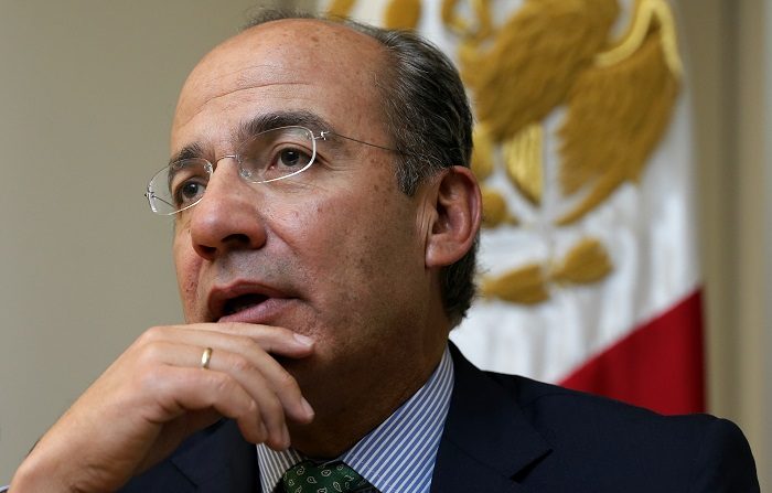 El expresidente mexicano Felipe Calderón habla el 21 de febrero de 2017 durante una entrevista con Efe en Ciudad de México (México). EFE/José Méndez/Archivo