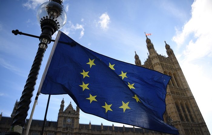 Una bandera de la Unión Europea ondea a las puertas del Parlamento de Londres, Reino Unido, el 18 de octubre de 2018. (EFE/ Neil Hall)