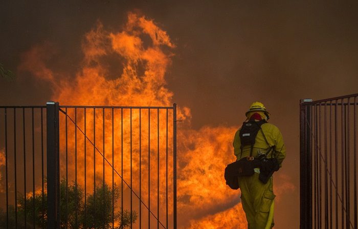 De acuerdo con los últimos datos, el "Camp Fire" ha destruido más de 12.000 edificios, en su mayoría en la población de Paradise, que quedó completamente engullida por las llamas, y ha quemado 57.500 hectáreas, mientras que los bomberos han logrado contenerlo en un 50 %. EFE/DAVID MCNEW