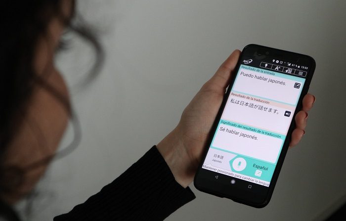 Una tecnología que traduce la voz, la solución a la barrera del idioma en Japón
En la imagen, una mujer observa la aplicación en un móvil. EFE/Nora Olivé