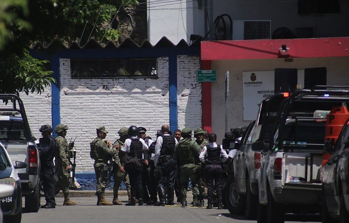 Tres policías estatales y un miembro de la Cruz Roja de México murieron hoy en un ataque armado durante un acto de entrega de ayudas a comunidades del sureño estado mexicano de Guerrero, informaron hoy las autoridades. EFE/David Guzmán
   