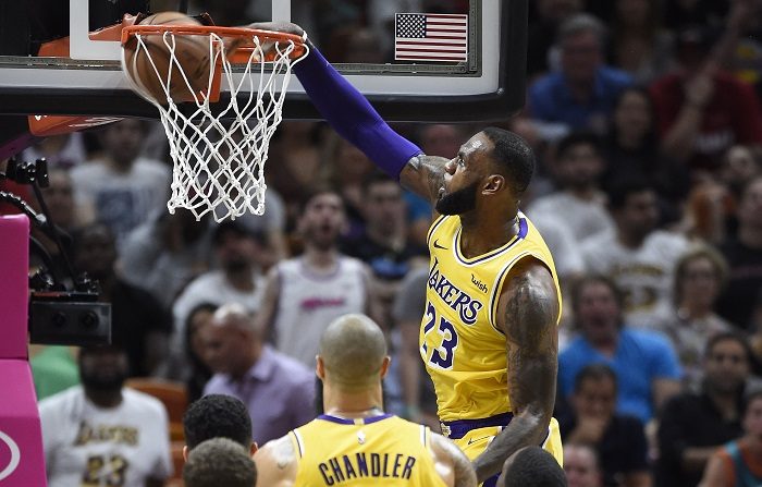 Los Angeles forward LeBron James dunks against the Miami Heat during the first half of their NBA game at the AmericanAirlines Arena Miami, Florida, USA, 18 November 2018. (Baloncesto, Estados Unidos) EFE/EPA/RHONA WISE SHUTTERSTOCK OUT