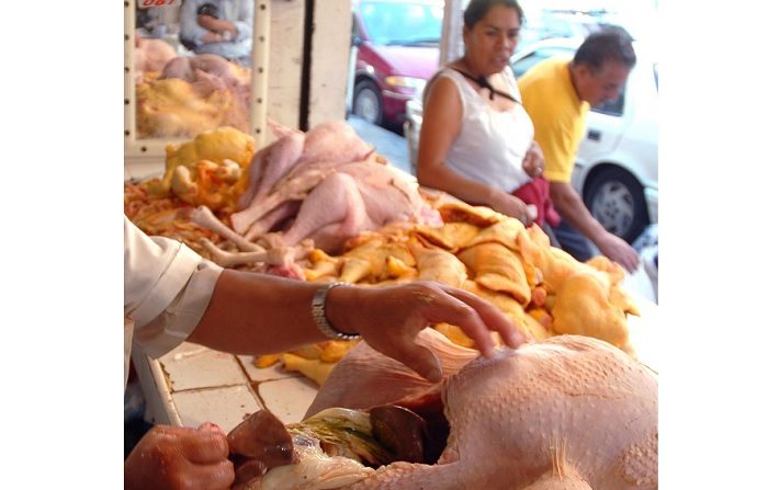 México autorizó la importación de pollo de Brasil de otras 26 plantas, un 130 % más de fábricas brasileñas aptas para exportar carne de aves a esa nación latinoamericana, informaron hoy fuentes oficiales. EFE