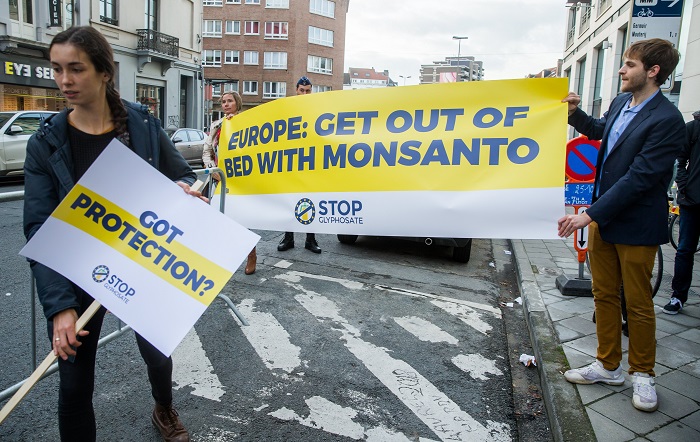 Miembros del colectivo Stop Glyphosate! protestan durante una manifestación celebrada ante la sede de la Unión Europea en Bruselas (Bélgica) para protestar contra la UE y Monsanto. EFE/Stephanie Lecocq