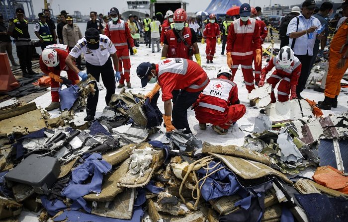 Rescatistas clasifican los restos recuperados del vuelo JT610 de Lion Air antes de cargarlos en un camión para su investigación por el Comité Nacional de Seguridad del Transporte, en el puerto de Tanjung Priok, en Yakarta, Indonesia. EFE/MAST IRHAM