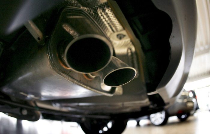 Europa deberá vender en 2030 su último vehículo de combustión, según los expertos
Imagen del tubo de escape de un coche en un concesionario de Ingelheim, Alemania. EFE/Frank Rumpenhorst