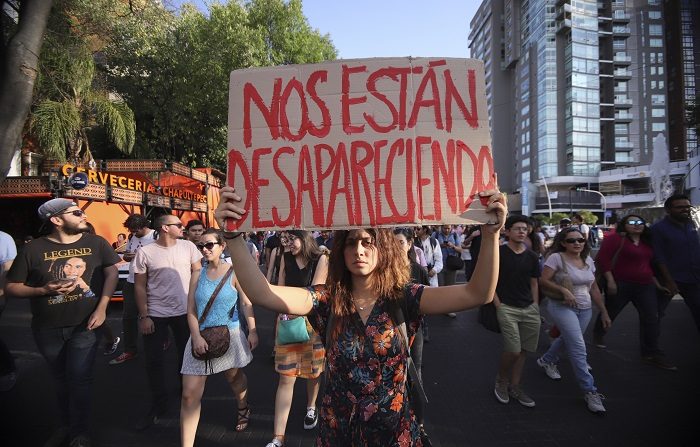 Estudiantes de la escuela de cine en Guadalajara (México), participan de una marcha hoy, martes 24 de abril de 2018, por el asesinado de 3 de sus compañeros. Con lágrimas, gritos de rabia y de luto la sociedad civil se manifestó hoy en repudio del gobierno de Jalisco (oeste de México) por el caso de los tres estudiantes de cine asesinados por presuntos miembros del crimen organizado. "Su ausencia nos duele a todos", decía la manta que encabezaba la marcha que, desde la recién llamada 'Glorieta de las y los desaparecidos', reunió este día a colectivos de estudiantes, profesores, padres de familia y miembros de la comunidad artística. EFE/Carlos Zepeda