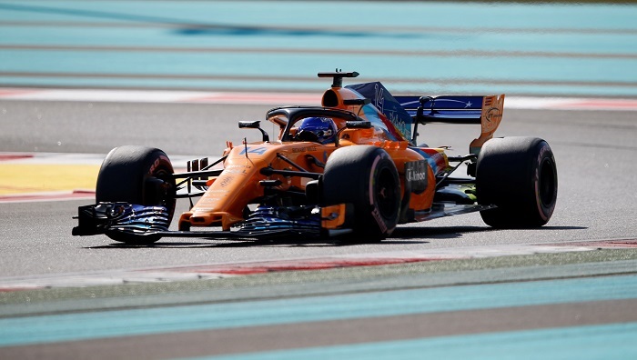 El piloto español de Fórmula Uno Fernando Alonso, de McLaren, participa en los entrenamientos libres en el circuito de Yas Marina de Abu Dabi, Emiratos Árabes Unidos, hoy, 23 de noviembre de 2018. EFE