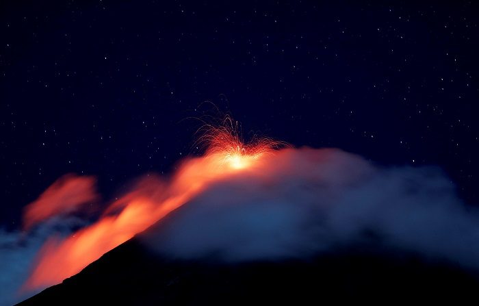  El volcán de Fuego de Guatemala, situado a una distancia de solo 50 kilómetros de la capital, sigue hoy con actividad y tiene entre 7 y 10 explosiones por hora, moderadas y fuertes, que levantan una columna de ceniza a 5.000 metros del altura. EFE/Esteban Biba
