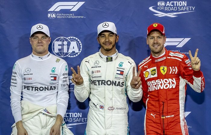 El piloto británico de Fórmula Uno Lewis Hamilton (c), del equipo Mercedes AMG GP, junto a Valtteri Bottas (i), también del Mercedes AMG GP y el alemán Sebastian Vettel (d), de la escudería Ferrari en el Circuito Yas Marina Abu Dabi. EFE/EPA