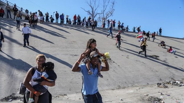 La caravana de migrantes usó a mujeres y niños como ‘escudos humanos’, dicen autoridades de México y EE. UU.