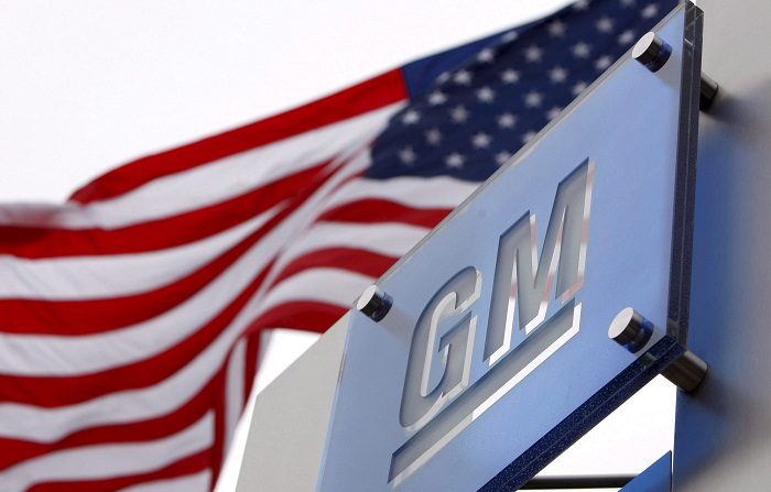 Fotografía de archivo del logo de General Motors. EFE/Jeff Kowalsky