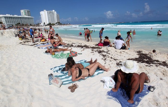 Turistas disfrutan la zona de playas hoy, jueves 28 de marzo de 2018, en el centro de recreo de Cancún (México). La titular de la Secretaría de Turismo (SEDETUR), Marisol Vanegas, informó que en esta temporada vacacional se prevé una ocupación hotelera de 88.80%, lo que representaría un incremento de 1.13% con respecto al 2017 cuando se reportó una ocupación de 87.80%. EFE/Alonso Cupul
