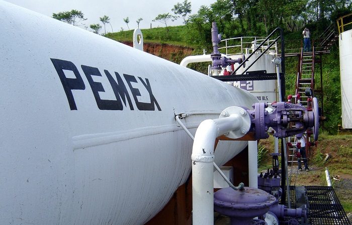 Petróleos Mexicanos (Pemex) aumentó hoy las reservas de petróleo en el yacimiento Ixachi, en la Cuenca de Veracruz, a más de 1.000 millones de barriles de petróleo crudo equivalente, con un valor estimado de hasta 40.000 millones de dólares. EFE