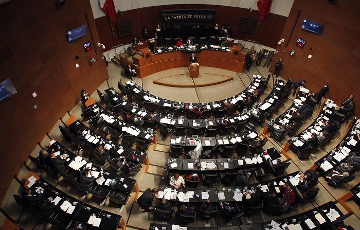 El Senado aprobó hoy, con 112 votos a favor y uno en contra, la reforma de la Ley sobre el Escudo, la Bandera y el Himno Nacional, en relación al cambio de colores de la banda presidencial.. EFE/Sáshenka Gutiérrez
   