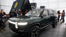 El fabricante de vehículos eléctricos Rivian, respaldado por Amazon, retira 12,000 autos del mercado