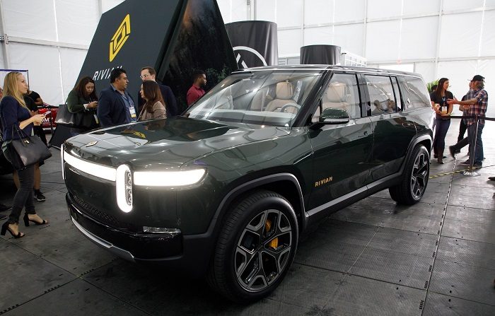 El Rivian R1S SUV totalmente eléctrico de 7 asientos se muestra en exhibición hoy en el Auto Show Automobility LA, en Los Ángeles, California. (EFE/Eugene Garcia)