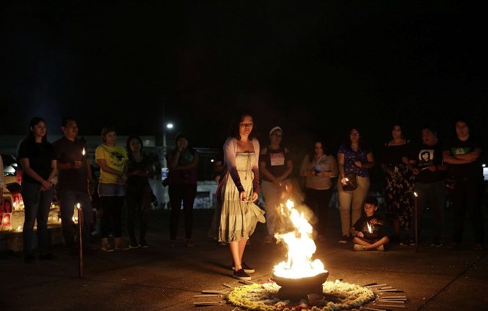 Un grupo de mujeres participa en un ritual maya en memoria de las víctimas de la violencia en El Salvador . EFE/Archivo