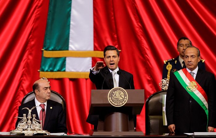 Fotografía de archivo del 1 de diciembre de 2012, de la toma de posesión presidencial de Enrique Peña Nieto (c), que sucedía a Felipe Calderon, en el recinto de Palacio Legislativo, en Ciudad de México (México). EFE/SOLO USO EDITORIAL/Archivo