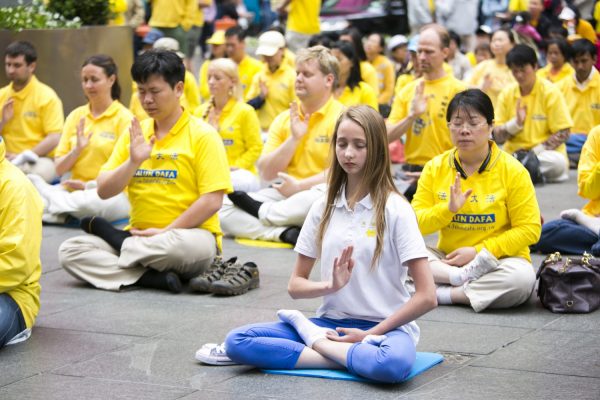 Practicantes de Falun Dafa realizan los ejercicios de Falun Dafa en el Día Mundial de Falun Dafa en Nueva York. (Samira Bouaou/Epoch Times)