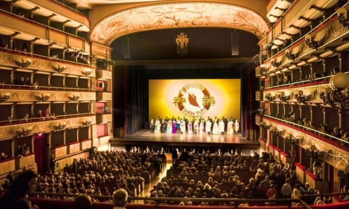 Shen Yun Performing Arts sobre el escenario del Teatro Verdi de Florencia, Italia, el 19 de abril de 2018. Shen Yun es el objetivo de los intentos de Beijing de persuadir a los teatros europeos para que no reciban a la compañía. (Gabriele Bruno/La Gran Época)