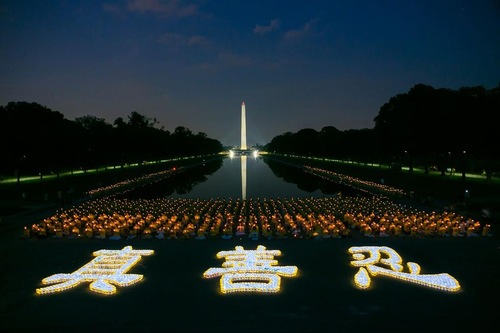 Los caracteres chinos Verdad, Benevolencia y Tolerancia (Zhen Shan Ren), base de Falun Dafa, formados con velas durante una vigilia de practicantes en Washington DC , EE.UU. el 20 de julio de 2017. (Crédito: minhui.org)