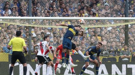 Boca Juniors y River Plate logran empate en la primera final 2-2