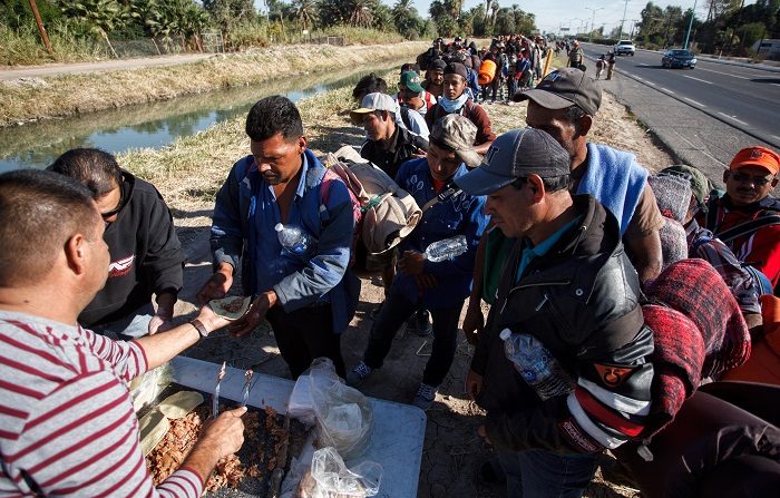 Un migrante hondureño de 17 años murió al ser atropellado por un vehículo entre Mexicali y Tijuana (México). EFE/María de la Luz Ascencio