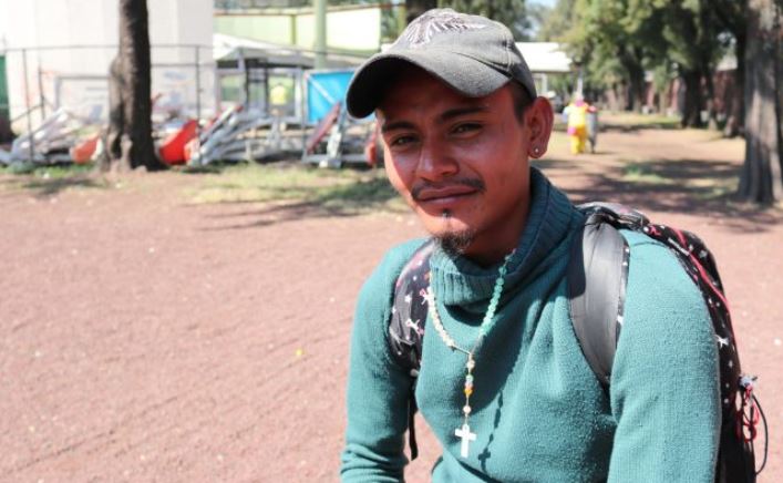 Moisés Esu Vidal Sánchez, de 24 años, es un taxista de Honduras que participa de la caravana de migrantes que se dirige a Estados Unidos. (Tim MacFarlan / Especial para La Gran Época)
