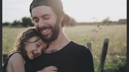 Los graciosos movimientos de labios de este papá y su bebé enamoran a Maroon 5 y a toda la red