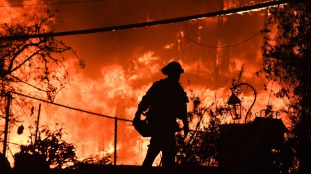 Drone capta devastación de incendios en California con 31 muertos y 200 desaparecidos