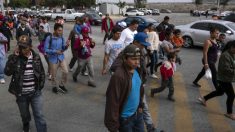 Los migrantes desbordan las calles de Tijuana y crece la preocupación entre residentes y autoridades