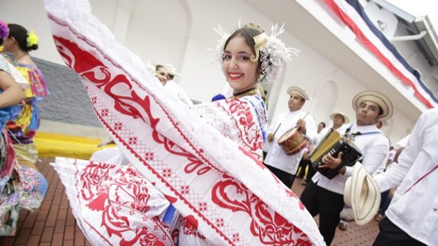 Empolleradas ponen color y tradición en fiestas por la independencia de Panamá