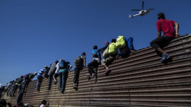 México deporta a 98 migrantes de la caravana por los hechos violentos en la garita de Tijuana