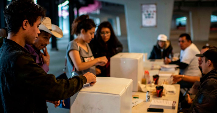 Los mexicanos emitieron sus votos durante la consulta en la Ciudad de México, el 25 de noviembre de 2018. (Ronaldo Schemidt/AFP/Getty Images)