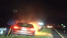 Policías sacan un hombre inconsciente de auto en llamas en el último segundo