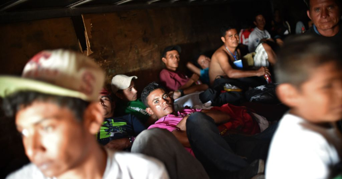 Migrantes de América Central -en su mayoría hondureños- que se dirigen a Estados Unidos, viajan en un camión que los lleva a la Ciudad de México. (Foto de RODRIGO ARANGUA/AFP/Getty Images)