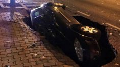 España: el asfalto ‘se traga’ un auto en medio de la noche frente a la casa del alcalde