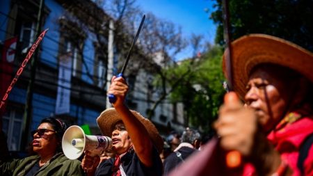 Cientos de mexicanos se manifiestan contra cancelación de nuevo aeropuerto