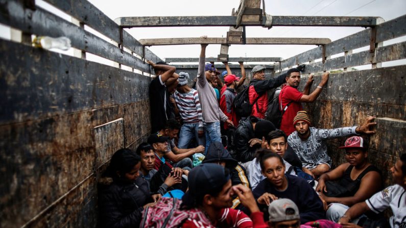 Migrantes venezolanos a bordo de un camión en Tumbes, Perú, cerca de la frontera con Ecuador, el 1 de noviembre de 2018.(JUAN VITA/AFP/Getty Images)