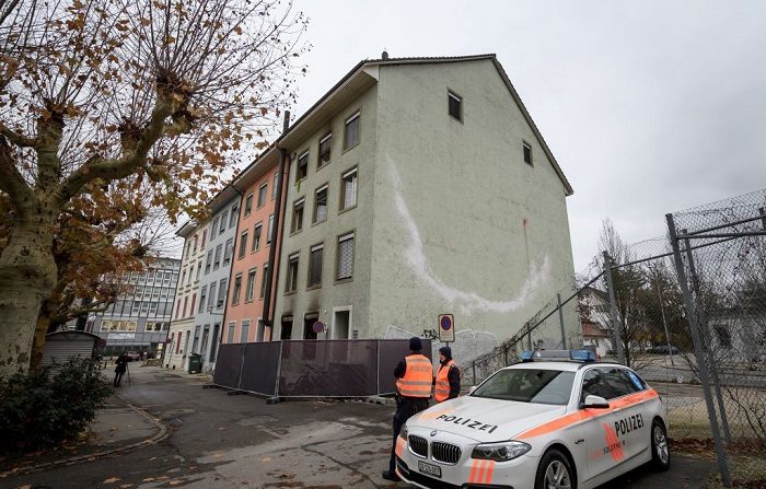 Los agentes de policía que se encuentran junto al edificio eran seis personas, entre ellas niños, que perdieron la vida cuando se produjo un incendio en un edificio de apartamentos en la ciudad suiza de Solothurn, al noroeste del país, el 26 de noviembre de 2018. - Había más de 20 personas en el edificio. La mayoría fueron evacuados por los bomberos, pero para seis personas, incluidos los niños, la ayuda llegó demasiado tarde", dijo la policía de Solothurn en una declaración. (Foto de Fabrice COFFRINI/AFP) (El crédito de la foto debe leer FABRICE COFFRINI/AFP/Getty Images)