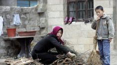 Los chinos tienen prohibido usar carbón y queman muebles para mantenerse calientes en el norte gélido