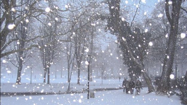 Dos niños de Eritrea impresionan bailando de alegría al ver caer nieve por primera vez