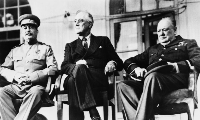 La histórica reunión de los "Tres Grandes" en Teherán, Irán, en diciembre de 1943. De izquierda a derecha, el dictador soviético Josef Stalin (1879–1953), el presidente de EE. UU. Franklin Delano Roosevelt (1882–1945), y el Primer Ministro británico Winston Churchill (1874–1965). Los tres líderes se encontraron en persona por primera vez para discutir la coordinación de los aliados en la guerra y los objetivos posguerra de sus respectivos países. (Keystone/Hulton Archive/Getty Images)