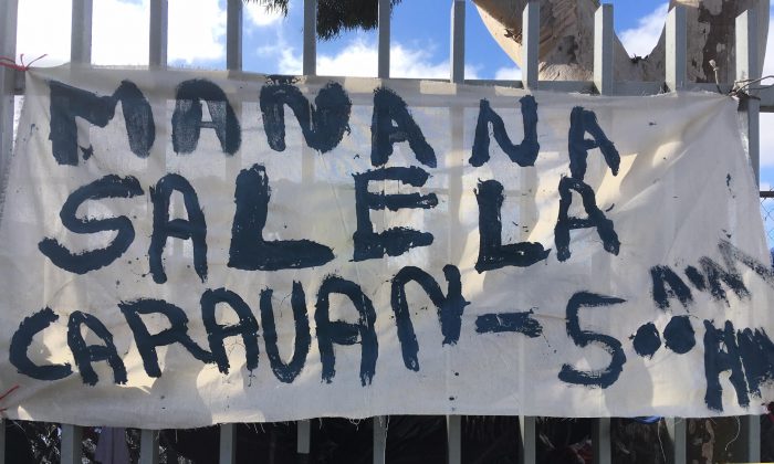 Una bandera pintada a mano en la valla alrededor del complejo deportivo donde hasta 5000 migrantes están acampando en Tijuana, México, el 24 de noviembre de 2018. (Charlotte Cuthbertson/La Gran Época)