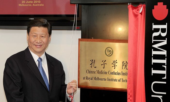 El entonces vicepresidente de China, Xi Jinping, descubre una placa durante la inauguración del primer Instituto Confucio de Medicina China de Australia, en la Universidad RMIT de Melbourne, el 20 de junio de 2010. (WILLIAM WEST/AFP/Getty Images)